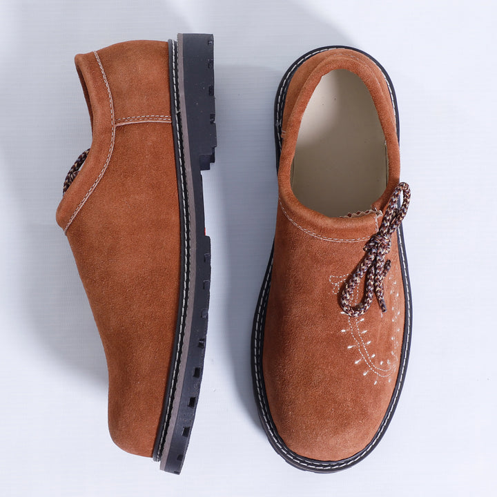 Zeitlose traditionelle kamelbraune Schuhe