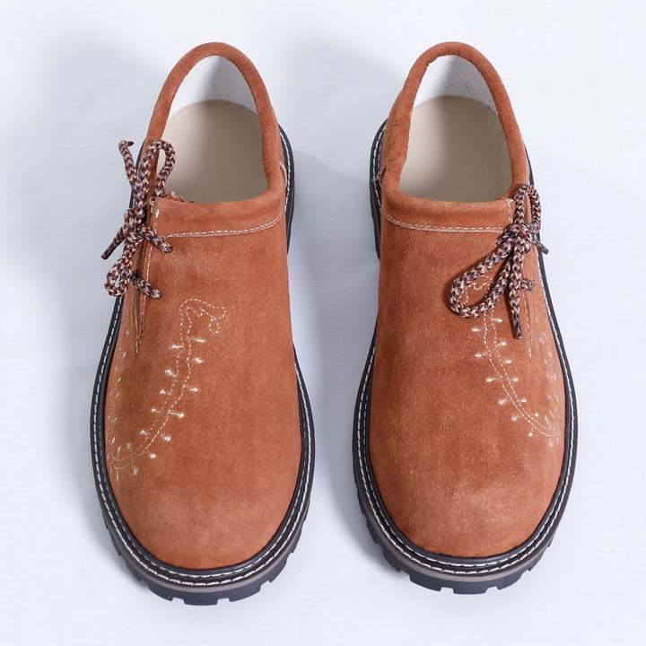 Zeitlose traditionelle kamelbraune Schuhe